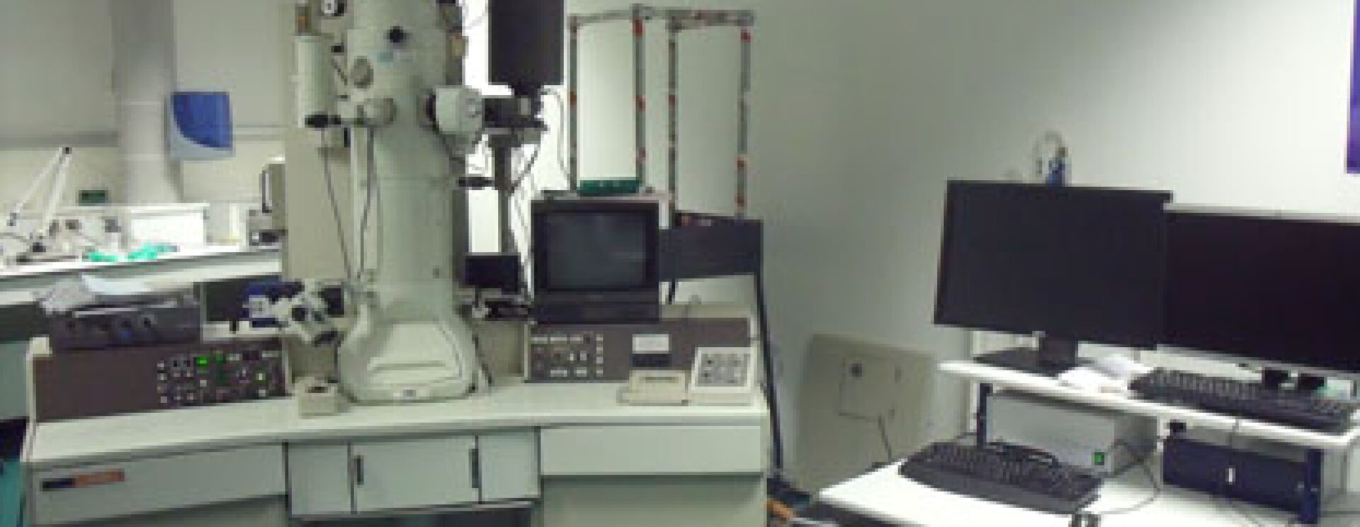 JEOL JEM 2011, Un microscope électronique à transmission (MET)